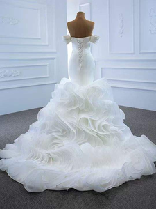 Robe de mariée élégante blanche style printemps, épaules dénudées, dos nu, coupe ajustée, dentelle ondulée, queue de poisson, conçue sur mesure pour femme - Product Image 5