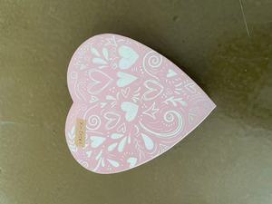 カスタマイズ可能な赤と白の花柄ハート型ギフトボックス、バレンタインデーや記念日のプレゼントに最適 - Product Image 6