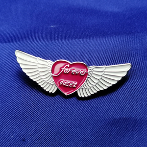 Op maat gemaakte mode speldbadge van zinklegering, milieuvriendelijke strassversiering, UV-print, laklaag, voor reclamegebruik - Product Image 2