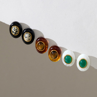 Boucles d'oreilles clous J&D Vintage en acier inoxydable plaqué or 18 carats PVD, ovales, avec pierres en résine noire marbrée, ambre et aventurine verte translucide