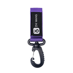 Llavero táctico de nailon Zhi Wang con gancho, mosquetón para camping al aire libre, hebilla antipérdida multifuncional, forma triangular - Product Image 1