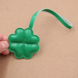 Llavero de Cuero PU con Trébol de Cuatro Hojas, Colgante para Bolsos, Accesorio Decorativo, Regalo para Bolsos y Camisetas, Disponible en Stock - Product Image 3