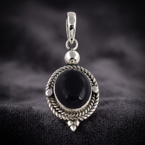 Colgante Étnico Vintage de Aleación Plateada con Ónix Negro y Engaste de Bisel, Encanto Moderno y Atractivo - Product Image 1