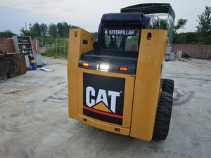 Cargadora Compacta Caterpillar 246C Amarilla, Equipo de Construcción Compacto con Capacidad de 2 Toneladas - Product Image 4