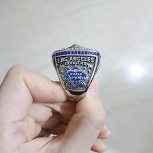 แหวนโลหะผสมสองสีชุบเงินสไตล์ฮิปฮอป แชมป์เปี้ยนทีมลอสแอนเจลิส ดอดเจอร์ส ปี 2024 แบบสั่งทำพิเศษ - Product Image 3