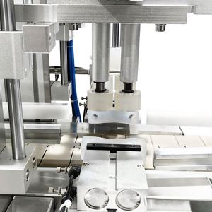 เครื่องบรรจุและปิดฝาอัตโนมัติพร้อมถังสั่นสะเทือน เหมาะสำหรับน้ำหอม น้ำมันหอมระเหย สเปรย์ น้ำยาบ้วนปาก และแยม - Product Image 4