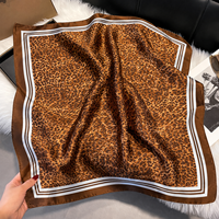 Luxe zijden sjaal met eigen logo, 100% zijden jacquard shawl, 65*65cm, vierkante luipaardprint sjaal voor dames |   Geprinte zijden sjaals groothandel