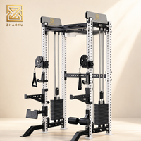 Appareil de musculation multifonctionnel tout-en-un commercial avec double pile de poids, machine à câbles, demi-rack et plateforme de rameur pour l'entraînement de force