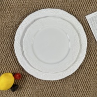 Service de table en céramique blanche embossée vintage, élégantes tasses et assiettes en porcelaine pour la salle à manger et la décoration de table