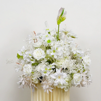 Décoration de mariage, grande boule de fleurs blanches en roses et gypsophile, centre de table pour événements et fêtes de mariage