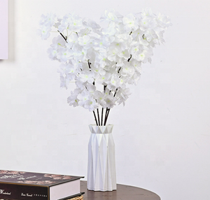 Branches de fleurs de cerisier artificielles en soie rose Sakura du Japon LUYI pour la décoration murale de fond de mariage - Product Image 3