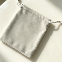 Pochette à cordon en velours gris clair personnalisée, sac de rangement pour bijoux en velours doux pour collier, bague, boucles d'oreilles, emballage cadeau de marque