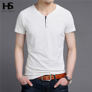 T-shirt Homme Coupe Droite en Twill Tricoté Teint en Fil Modal/Coton Séchage Rapide avec Motif Lettres et Boutons Manches Courtes – Vente en Gros - Product Image 1