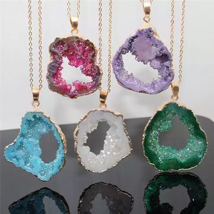 Collana in Pietra Naturale per Donne, Pendente Irregolare in Quarzo Geode Colorato, Gioiello con Cristallo Curativo Riki e Bordo Dorato - Product Image 4
