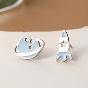 Pendientes de acero inoxidable con diseño de nave espacial chapados en oro al por mayor, aretes de esmalte de dibujos animados - Product Image 5