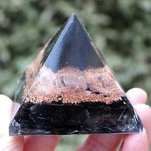 Pirámide de epoxi de cristal con diseño de ojo de Horus, adorno de escritorio de estilo europeo para decoración de sala de estar - Product Image 2