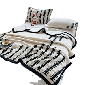 Literie de maison couverture en velours en peluche pour l'automne hiver noir et blanc <span class=keywords><strong>Panda</strong></span> fleur papillon doux chaud <span class=keywords><strong>adulte</strong></span> polaire couverture complète - Product Image 2
