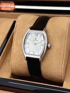Women's wristwatch with <b>bucket</b>-shaped case and small dial, featuring a casual and fashionable style. - Product Image 2