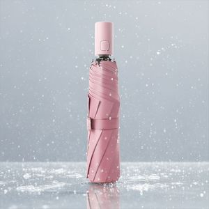Vente directe d'usine, parapluie pliant personnalisé noir avec protection UV, grand parapluie personnalisé pour l'extérieur avec housse en plastique pour la pluie - Product Image 1