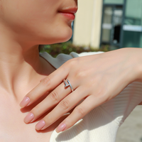 Bague de fiançailles en moissanite style clou en argent sterling S925 plaqué or 14K/platine 0,1 CTW pour femme, design enveloppant pavé