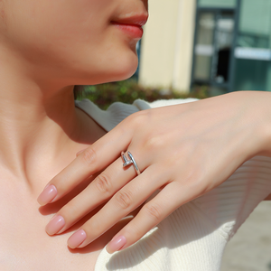Anillo de <span class=keywords><strong>compromiso</strong></span> de moissanita estilo clavo de 0.1 CTW en plata de ley S925 chapado en oro/platino de 14K para mujer, diseño envolvente con pavé - Product Image 5