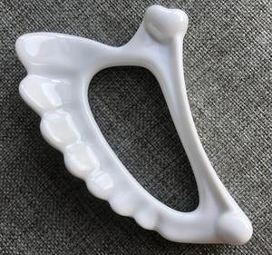 Masseur pour le visage en céramique blanche en forme de cœur guasha vertèbre cervicale en appuyant sur le massage en céramique gua sha - Product Image 2