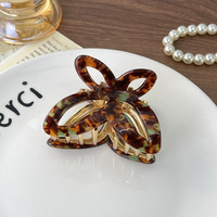 Vente en gros de pinces à cheveux coréennes personnalisées de 6,6 cm, accessoires pour cheveux, pince à cheveux en métal et acétate en forme de papillon pour femmes