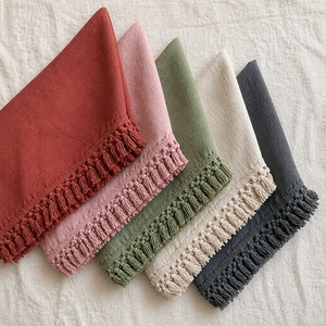 Serviettes en lin personnalisables à franges, fabriquées à la main, avec logo brodé, pour hôtels et mariages - Product Image 5