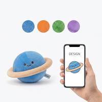 Coussin en peluche Saturne bleu doux, corps de planète arrondi, anneau pâle large, système solaire personnalisé, mascotte décorative de chambre à coucher de style dessin animé