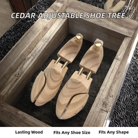 Range-chaussures rond en bois de cèdre moderne à trois niveaux réglable, type sur pied, pour le rangement de sacs à outils et de linge de lit dans le salon