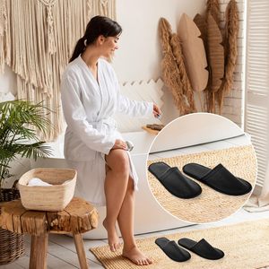 Pantoufles d'hôtel portables en tissu non tissé biodégradable en bambou écologique noir, personnalisables avec logo, à usage unique, pour spa et voyage - Product Image 5