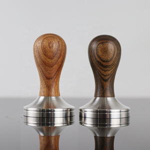 Prensador de Café Personalizado con Base Plana de Acero Inoxidable y Mango de Madera Ecológica de 51mm/53mm/58mm para Máquinas de Café Barista - Product Image 3
