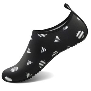 Vente en gros de <span class=keywords><strong>chaussures</strong></span> de plage antidérapantes <span class=keywords><strong>Chaussures</strong></span> d'eau pour hommes et femmes avec semelles en caoutchouc PU Chaussettes de plongée été hiver printemps automne - Product Image 4