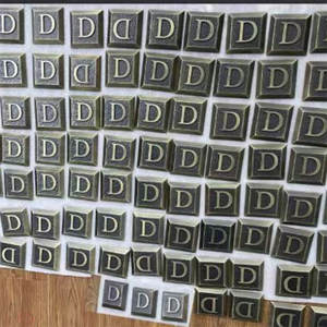 Targhe in Metallo 3D Personalizzate con Incisione in Rilievo, Lettere in Rilievo su Placche in Bronzo per Hotel, Scuole e Negozi - Product Image 6