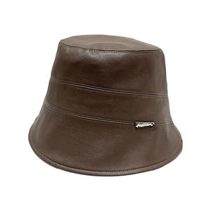 Mũ len mùa đông ngoài trời cá tính, chống thấm nước, logo kim loại, màu trắng đen, chất liệu da PU dành cho nữ - Product Image 5