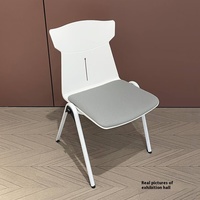 Chaise de formation et de conférence empilable moderne en plastique blanc, sans accoudoirs, avec pieds en métal et assise en tissu, ergonomique, pour bureau, école et visiteurs