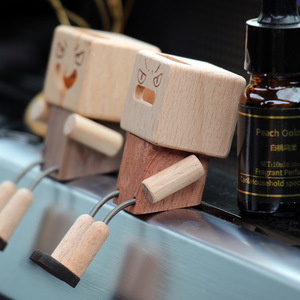 Poupée en bois à jambes qui bougent, populaire à l'international, en stock, ornement créatif d'aromathérapie pour voiture, personnalisation en usine. - Product Image 2