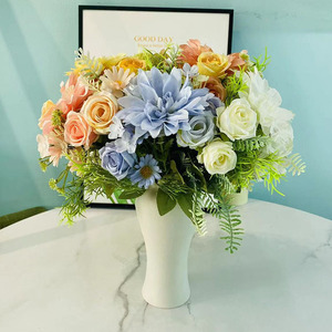 Ramo de Flores Artificiales de Dalia y Rosa de Tacto Suave, Flores de Seda Hechas a Mano para Decoración de Bodas y Hogar - Product Image 6