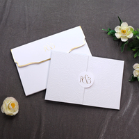 Porte-invitation de mariage personnalisé en cuir rigide blanc gaufré texture rose avec impression intérieure aquarelle pour mariage