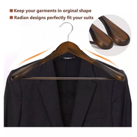 Vente en gros de cintres en bois foncé naturel personnalisés avec logo, cintres pour vêtements
