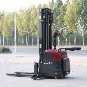 El apilador de carga y descarga del supermercado funciona sin problemas. Es un pequeño apilador doméstico - Product Image 5