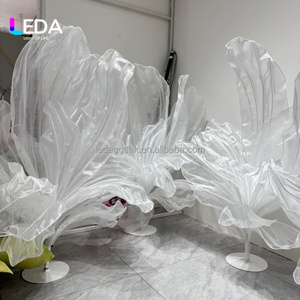 LEDA Centre de table de mariage moderne fait main, fleur artificielle géante en organza de soie blanche, accessoires de photographie décoratifs - Product Image 1