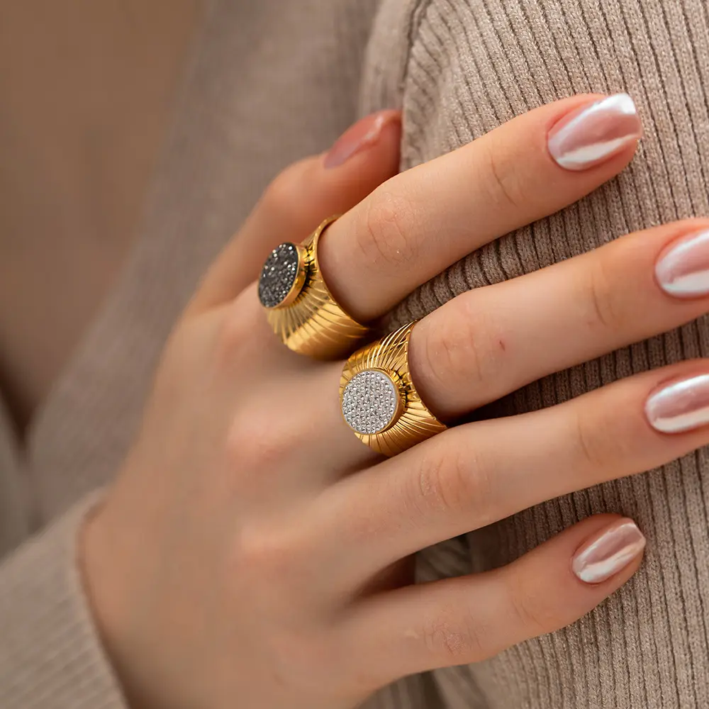 Europäischer und amerikanischer Modeschmuck 18 Karat Gold Radial Black Diamond Ring Edelstahl Ring für Frauen Breiter Ring