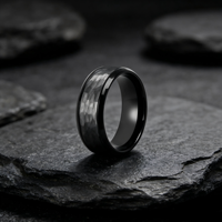 Cincin Kawin Pria Tizti Jewelry Tantalum Berlapis Hitam dengan Bagian Tengah Berpalu dan Tepi Bertingkat, Perhiasan Trendi untuk Pria