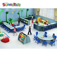 Étagère à livres moderne en bois pour la maternelle avec des jouets éducatifs pour la salle de classe préscolaire