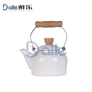 새로운 디자인 저렴한 1.5L 에나멜 주전자 에나멜 휘젓는 주전자 나무 손잡이 - Product Image 2