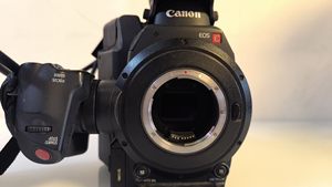 Cámara de Producción Profesional Canon C300 Full HD Usada a Buen Precio - Product Image 6