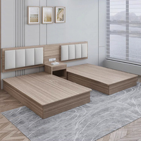 Lit double en bois pour hôtel commercial, appartement, gîte, villa, avec meuble TV, table de chevet et étagère suspendue, style campagne américaine