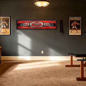 กล่องเก็บของอะคริลิคแบบมีบานพับพร้อมพื้นหลังสีแดงสำหรับเข็มขัดแชมป์มวยปล้ำ - Product Image 6