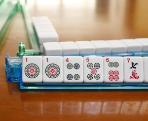 Juego de Mahjong Moderno de 166 Piezas Color Marfil con Bolsa de Transporte, 4 Soportes, Empujadores y Fichas de Conteo Coloridas Medianas ZC-260425-01 - Product Image 3